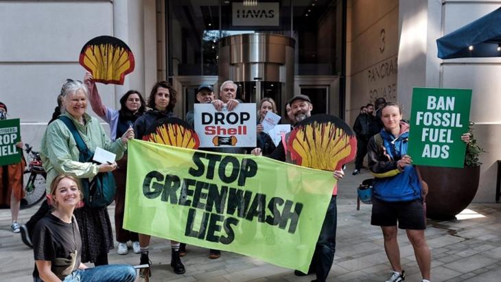 Protest tegen Shell-deal bij het kantoor van Havas in Londen door actiegroep Adfree Cities
