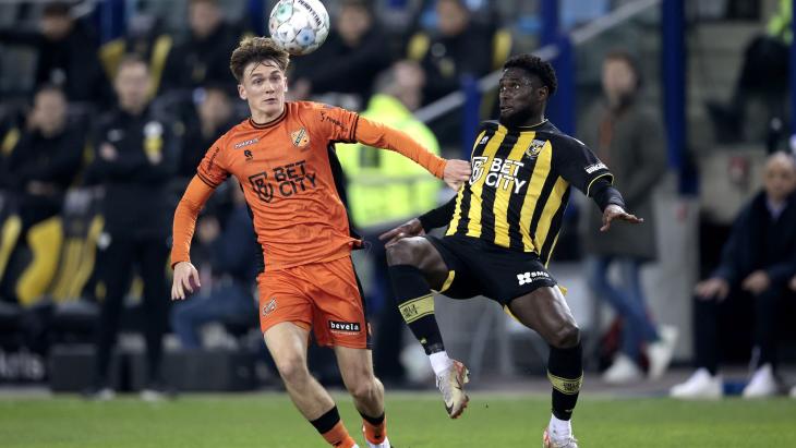 Beeld van Vitesse-Volendam, beide in degradatienood verkerende clubs worden gesponsord door Betcity