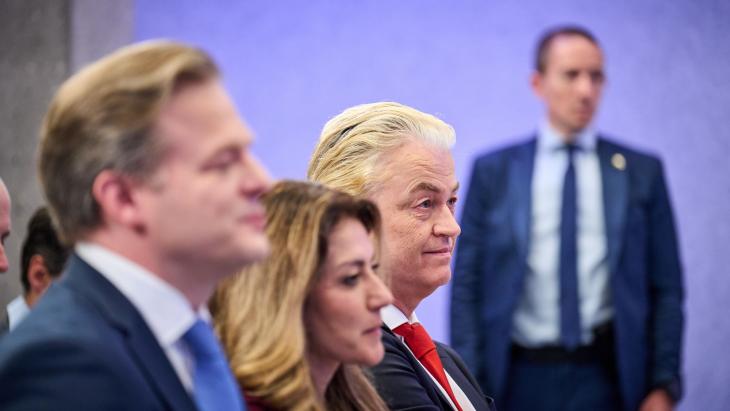 Pieter Omtzigt (NSC), Dilan Yesilgoz (VVD) en Geert Wilders (PVV) tijdens presentatie hoofdlijnenakkoord.