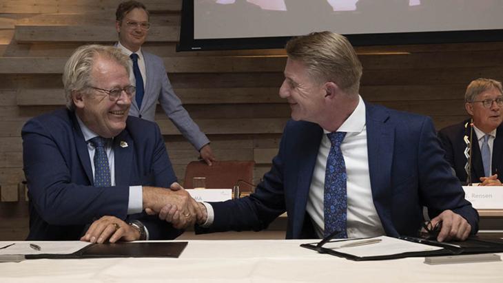 Commissaris van de Koning van Zuid-Holland, Jaap Smit schudt burgemeester Jack de Vries de hand na zijn installatie als burgemeester van Maassluis 