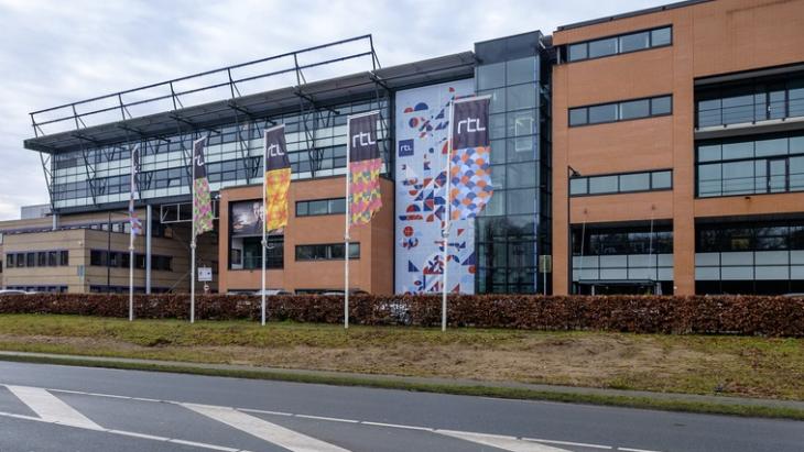 De vlag hangt er goed bij, bij RTL Nederland