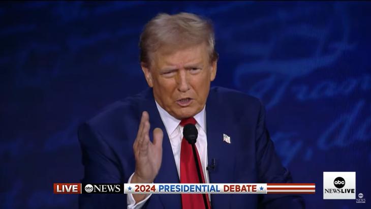 Donald Trump tijdens het  presidentiële debat met Kamala Harris. 'They're eating the dogs'