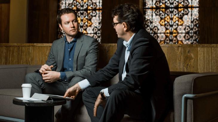 Vincent Nieuwelink (l) en Peter ter Horst, de oprichters van Hague in gesprek