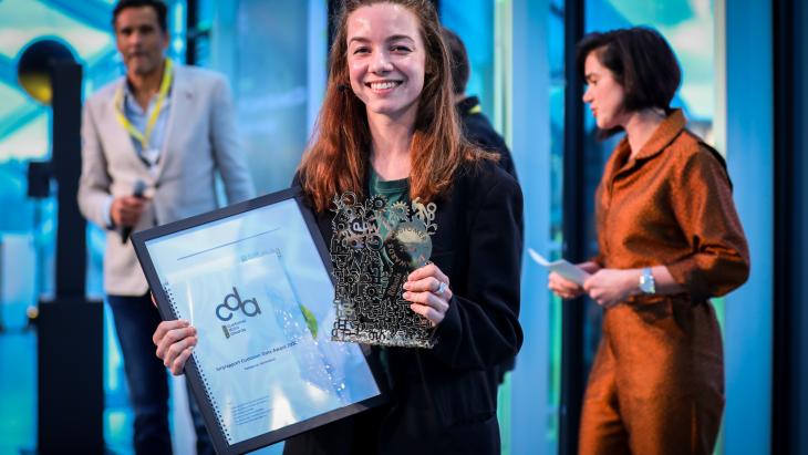 Rafna ten Oever, senior manager analytics & AI bij Rituals, met de award