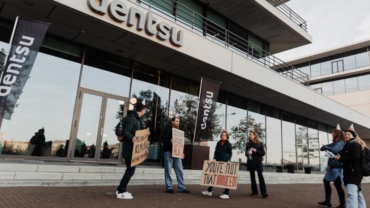 Handjevol actievoerders bij het kantoor van Dentsu