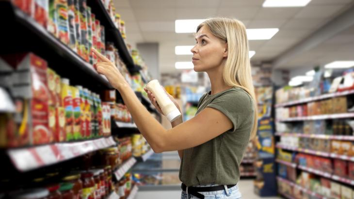 supermarkt vrouw boodschappen retail media